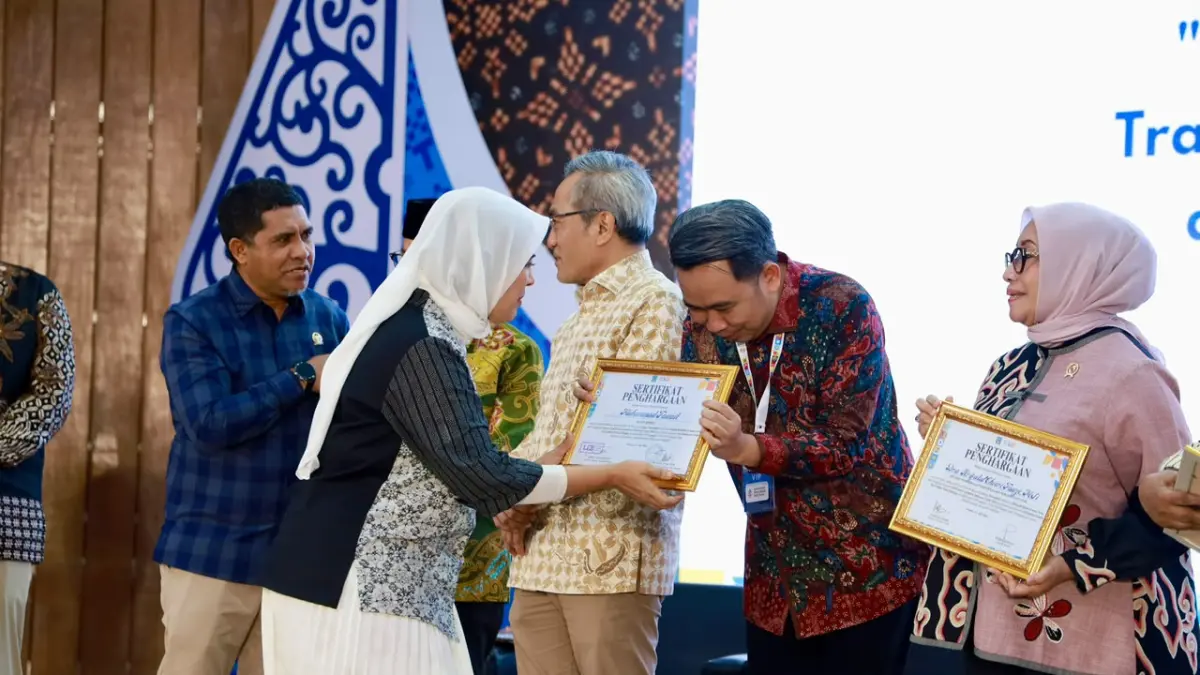 APRESIASI: Bupati Gus Fawait menerima penghargaan di bidang pendidikan, saat menjadi pembicara di Konferensi Pendidikan Indonesia 2026, di Sleman, Yogyakarta, (2/7). (Dok. Gus fawait untuk Halo Jember)