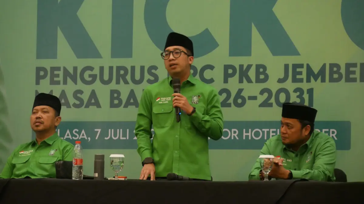 MAKIN SOLID: Perwakilan PKB Jatim Nur Faizin saat memberikan arahan kepada pengurus DPC PKB Jember kemarin. (SIDKIN ALI/HALOJEMBER)