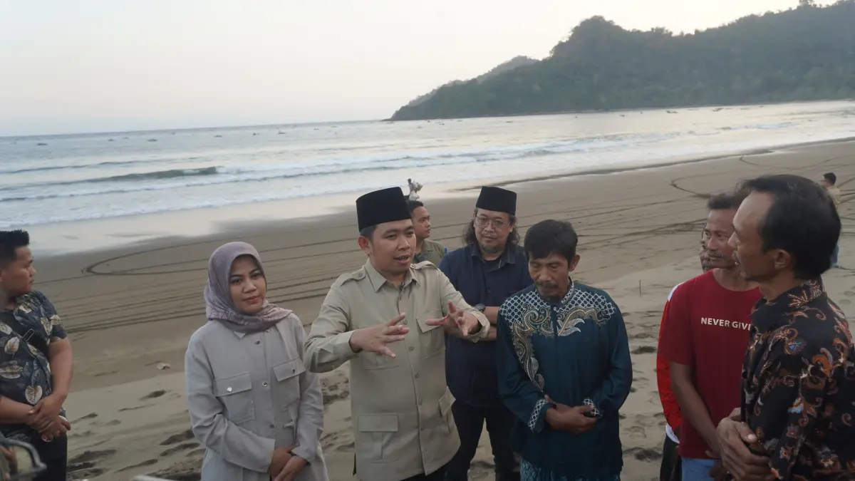 EKSPLORE POTENSI LAUT: Bupati Gus Fawait saat bertemu dengan para nelayan dan tokoh masyarakat, di Dusun Bandealit, Tempurejo. Selain bibir Pantai Puger, Kencong dan Ambulu, wilayah ini juga banyak nelayan yang melaut saat malam hari dan ke kebun saat siang hari. (Maulana/Halo Jember)