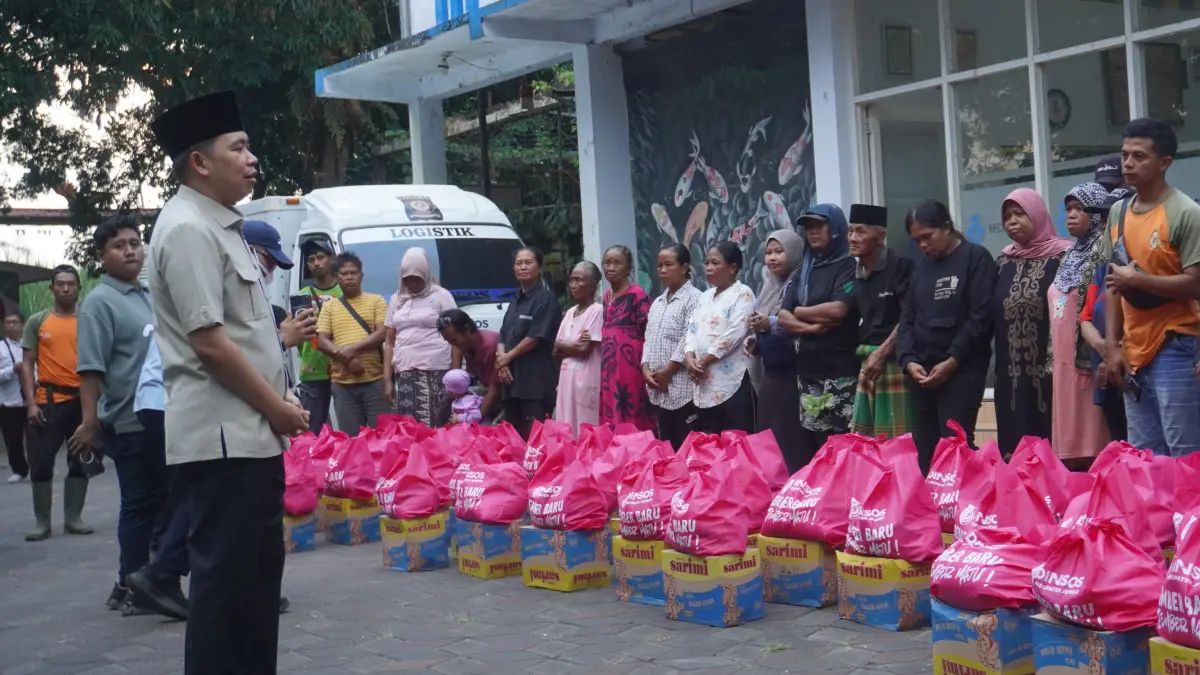 ULURKAN BANTUAN: Gus Fawait saat hadir di tengah warga, membagikan puluhan paket sembako kepada keluarga pemulung TPA, sopir truk TPA, dan warga sekitar, saat kesempatan sidak TPA Pakusari, belum lama ini, (27/6). (Maulana/Halo Jember)