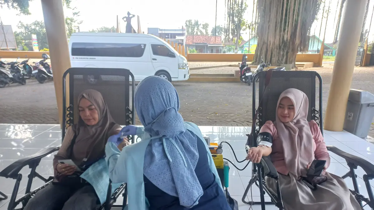 Warga donor darah di Desa Sidomekar, Jember. Antusiasme yang tinggi membuat 58 kantong darah terkumpul. (PMI Jember)