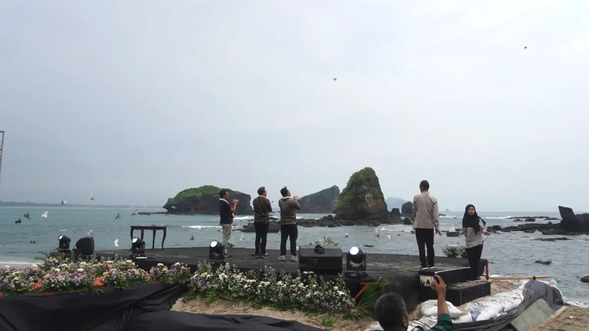 HIDDEN PARADISE: Bupati Jember Gus Fawait, saat mengeksplorasi Pantai Bandelait. Di sepanjang garis pantai ini, juga berjejer deretan destinasi menarik, mulai dari Pantai Cangakan dan Nanggelan, Watulo dan Papuma, hingga ke barat ke Pantai Paseban Kencong (Maulana/Halo Jember)