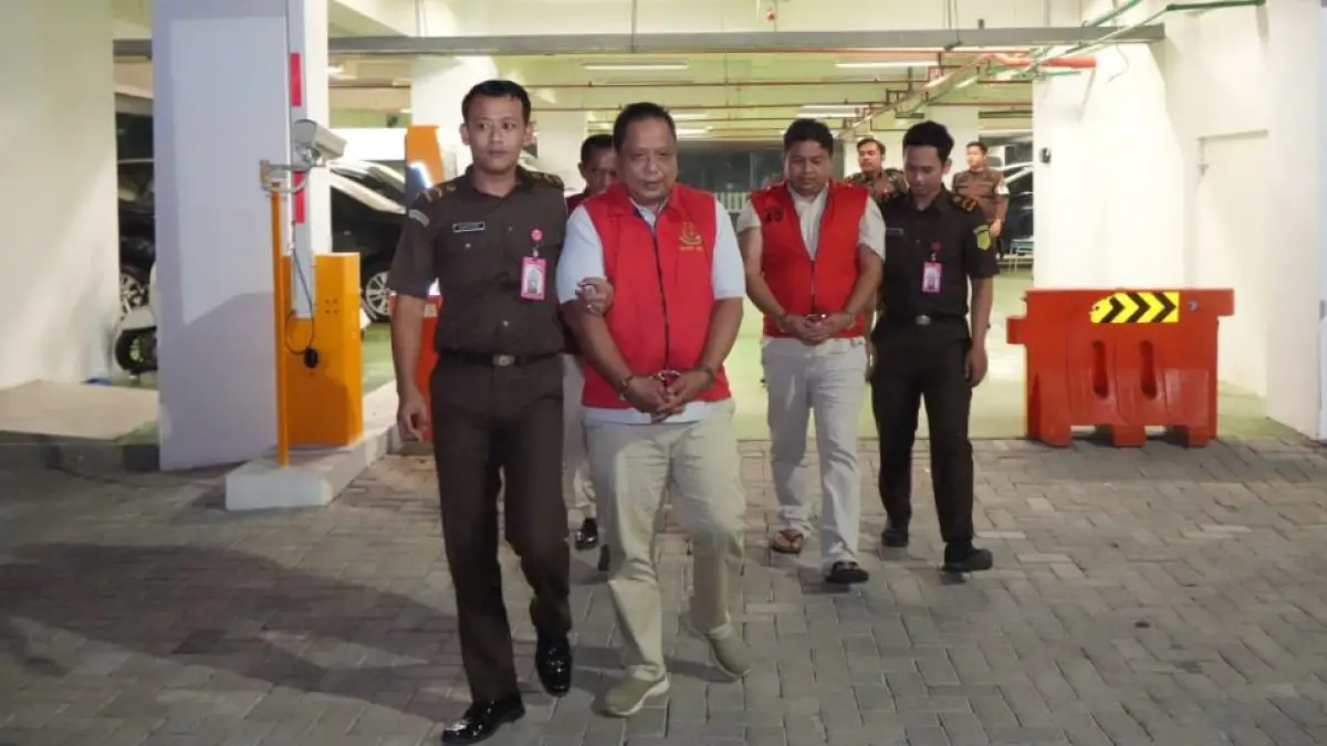 Kejaksaan Tinggi (Kejati) Jawa Timur menetakan tiga tersangka korupsi penyaluran Kredit Usaha Rakyat (KUR) Mikro fiktif di PT BNI (Persero) Tbk Kantor Cabang Jember. Salah satu pimpinannya adalah mantan pimpinan Cabang BNI. (Kejati Jatim)