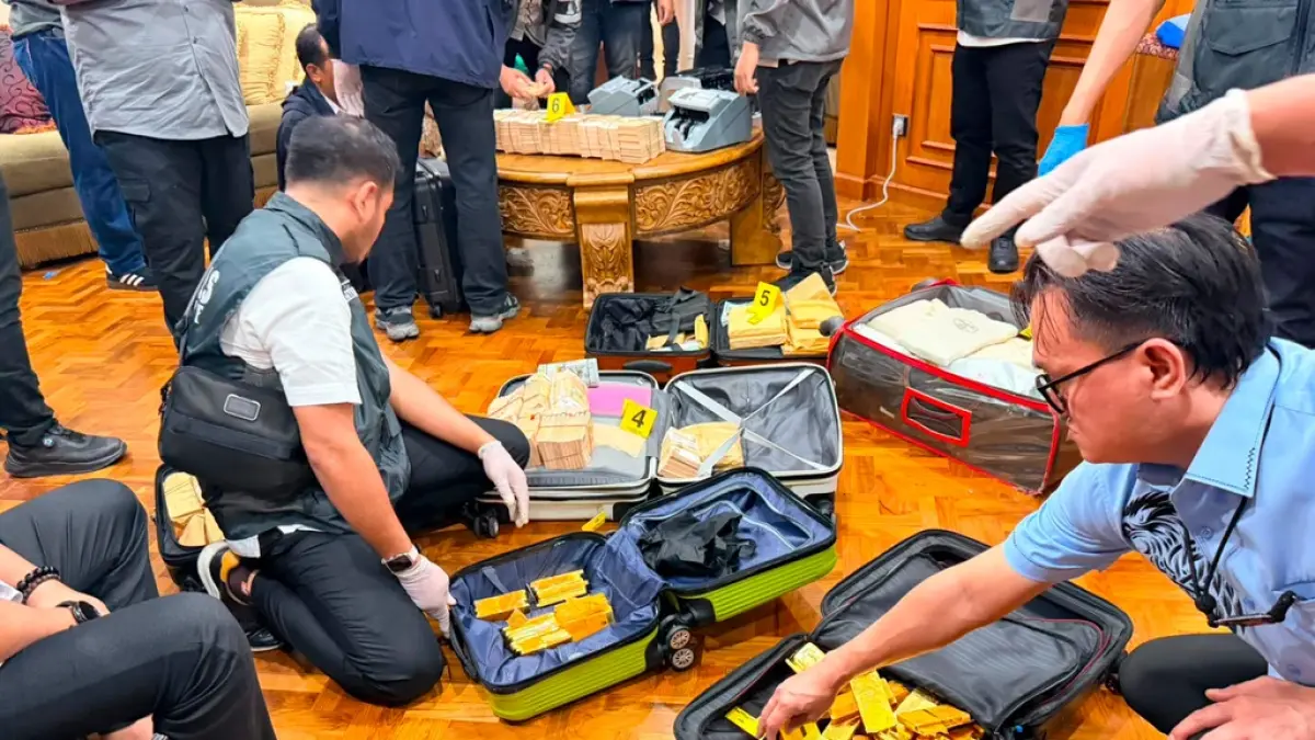 Polri dan Polda Metro Jaya menyita barang bukti 74 kg emas dan uang tunai Rp476 miliar dari sebuah rumah mewah, di kawasan elite Sentul, Kabupaten Bogor. (Foto: Istimewa)