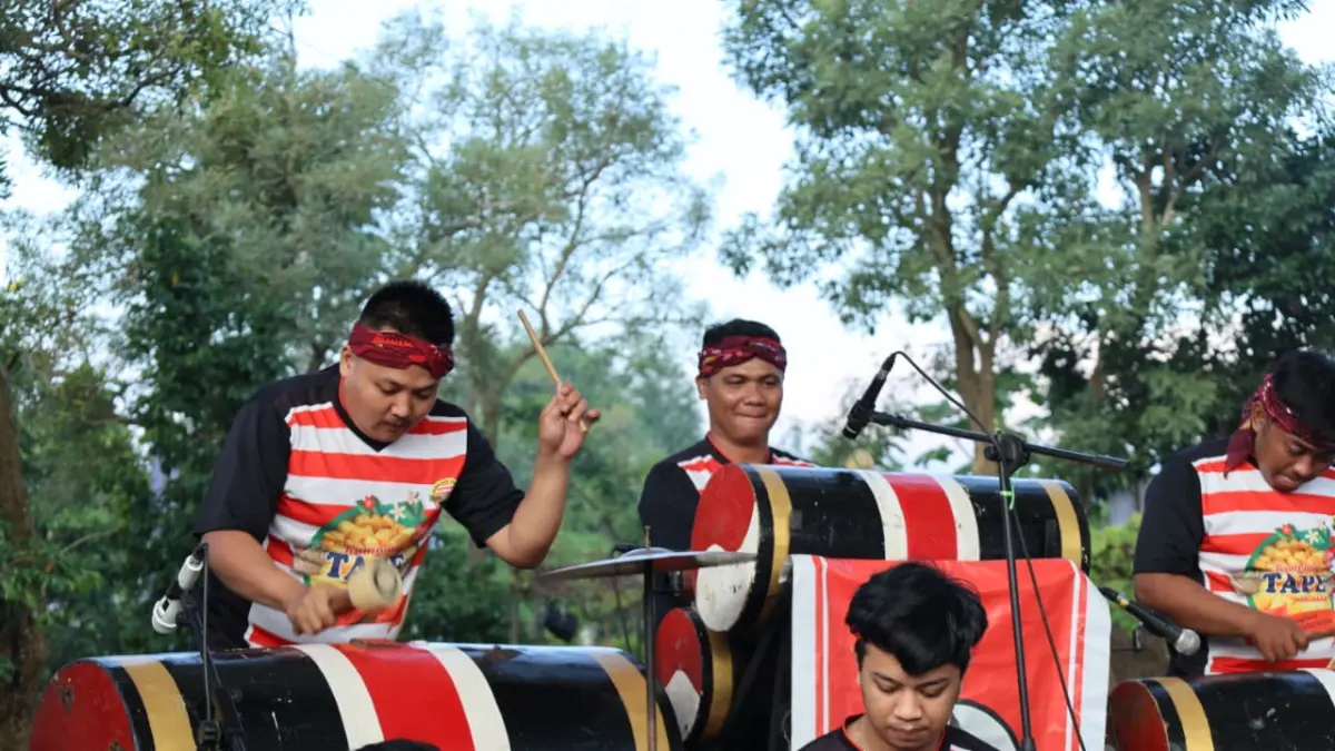 BERDENDANG: Sejumlah pemain patrol di membawakan lagu dalam satu acara yang digelar Disparbudpora Bondowoso. (ILHAM WAHYUDI/HALOJEMBER)