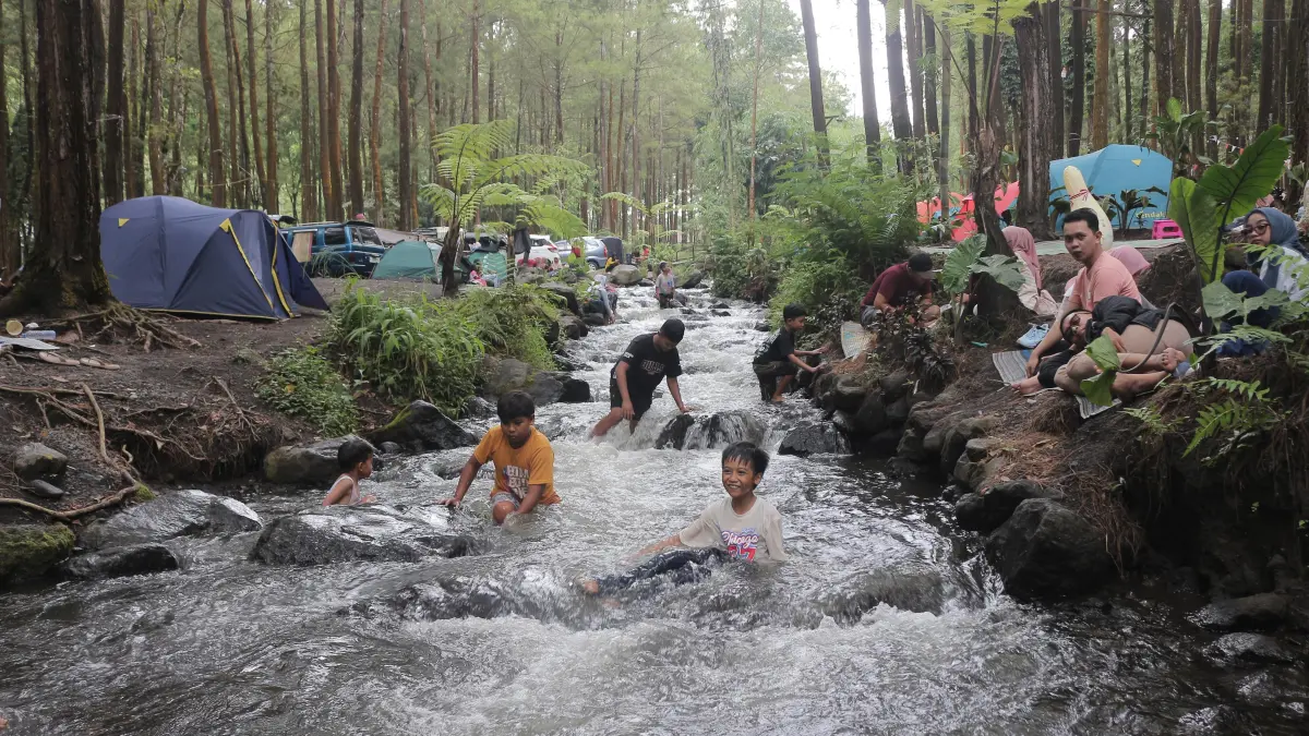 Momentum liburan sekolah jadi waktu untuk menghadirkan kehangatan bersama keluarga di Candipuro Lumajang. (ADE APRYANIS/HALOJEMBER)