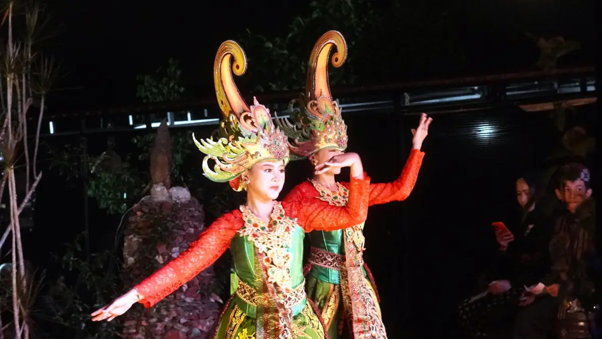TERUS DIHIDUPKAN: Salah satu penampilan pada Festival Kunang-Kunang Kebudayaan di Taman Nara Bestari, Kelurahan/Kecamatan Patrang, Sabtu malam (11/7). (SIDKIN/HALOJEMBER)