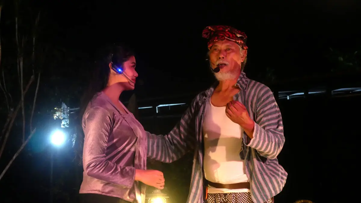 TERUS DIHIDUPKAN: Salah satu penampilan pada Festival Kunang-Kunang Kebudayaan di Taman Nara Bestari, Kelurahan/Kecamatan Patrang, Sabtu malam (11/7/2026). (SIDKIN/HALOJEMBER)