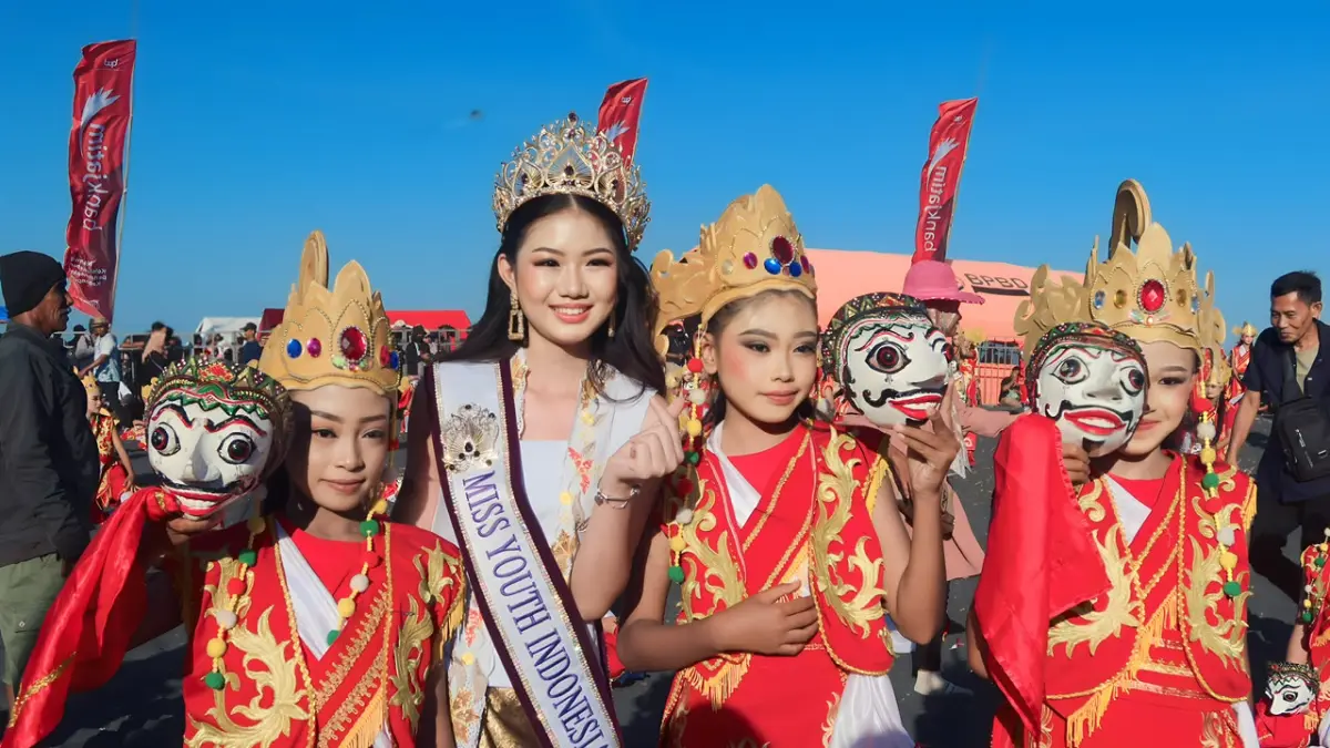 Miss Youth Indonesia 2025, Jollene Ferischea bersama dengan penari Festival Segoro Topeng Kaliwungu yang digelar di Pantai Watu Pecak, Desa Selok Awar-awar, Kecamatan Pasirian, Lumajang.&nbsp; (Istimewa)