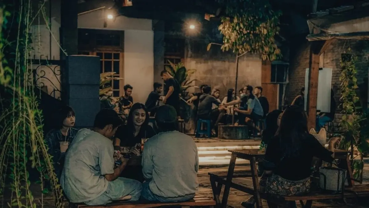 Potret orang yang sedang nongkrong di kafe (IG:@kopicab)