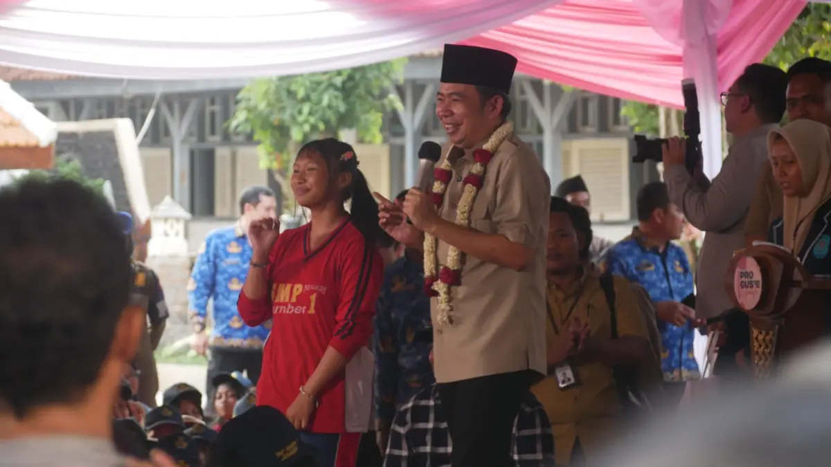 Bupati Jember Muhammad Fawait saat berdialog dengan siswa SMPN 1 Jember, Jumat (17/7/2026)