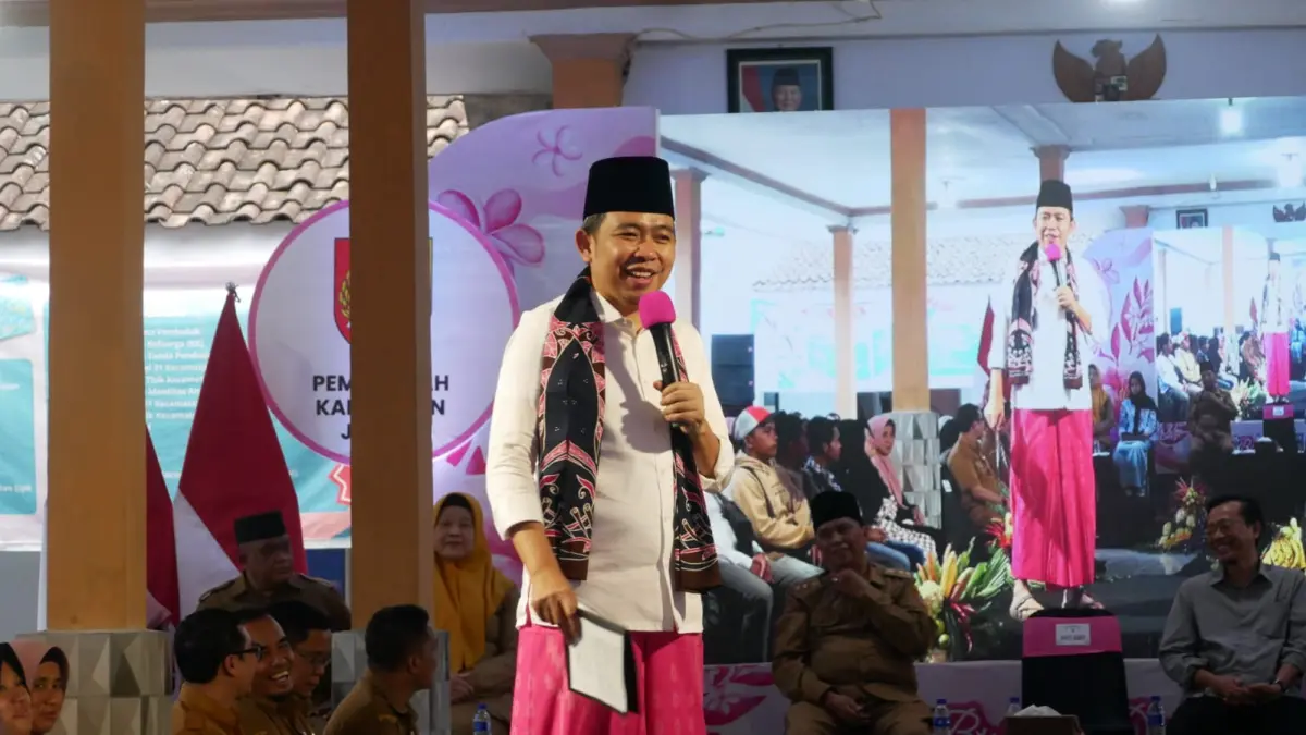 Bupati Jember Muhammad Fawait menyapa para petani, UMKM, PKL, dan Mlijo dalam Bunga Desaku di Kantor Desa/Kecamatan Pakusari, Senin (20/7/2026).