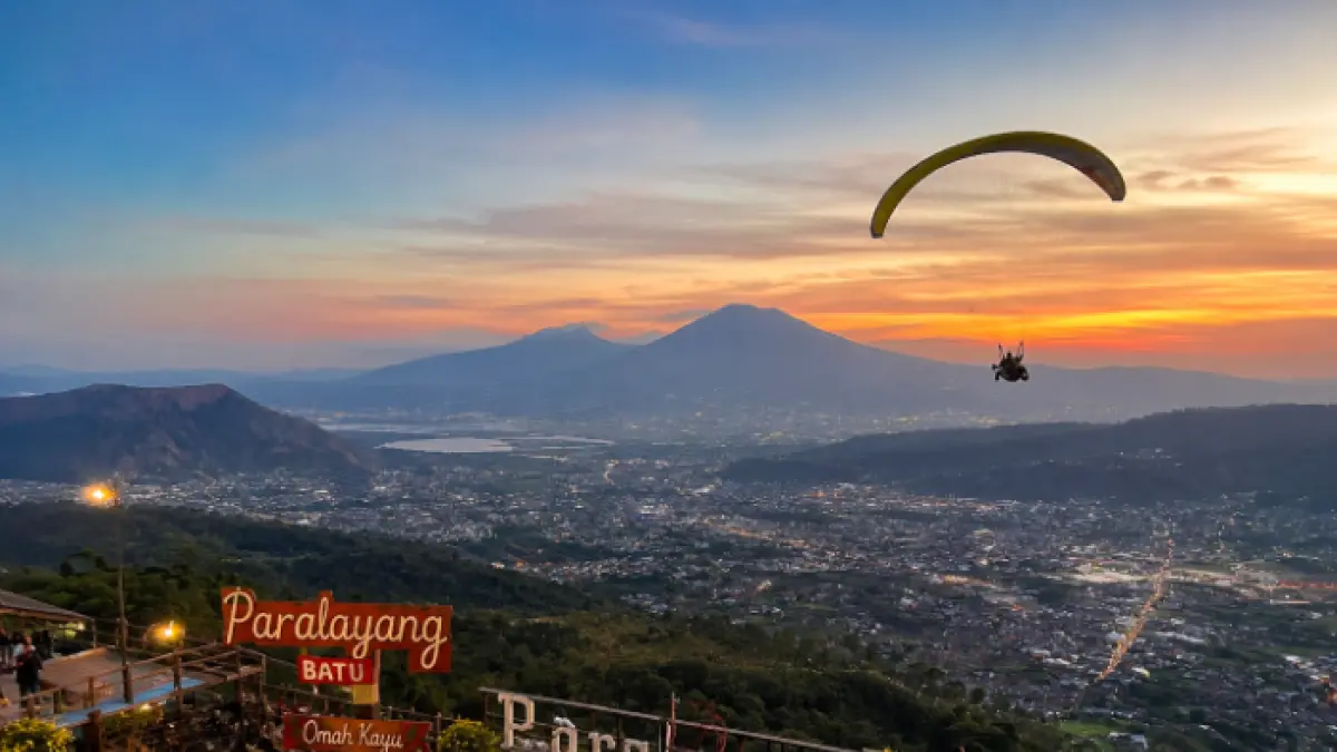 Foto bukit paralayang dariketinggian (Fara MG3/AI/Halojember)