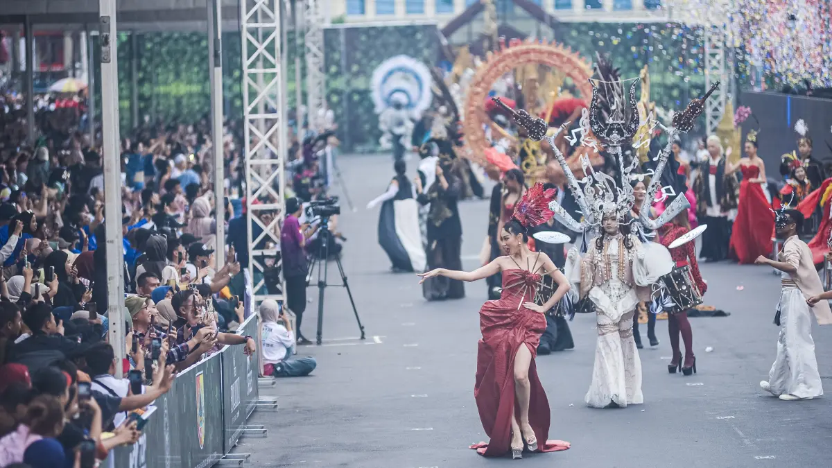 HUNTING: Suasana parade karnaval artis JFC pada tahun lalu. Seperti tahun sebelumnya di perhelatan JFC 2026 ini diperkirakan jutaan lensa kamera HP maupun DSLR dan mirrorless akan menangkap aksi setiap talent dari peserta karnaval yang masuk dalam Top 10 KEN Kementerian Pariwisata dan Ekonomi Kreatif ini. (Tri Joko S/Jawa Pos Radar Jember)