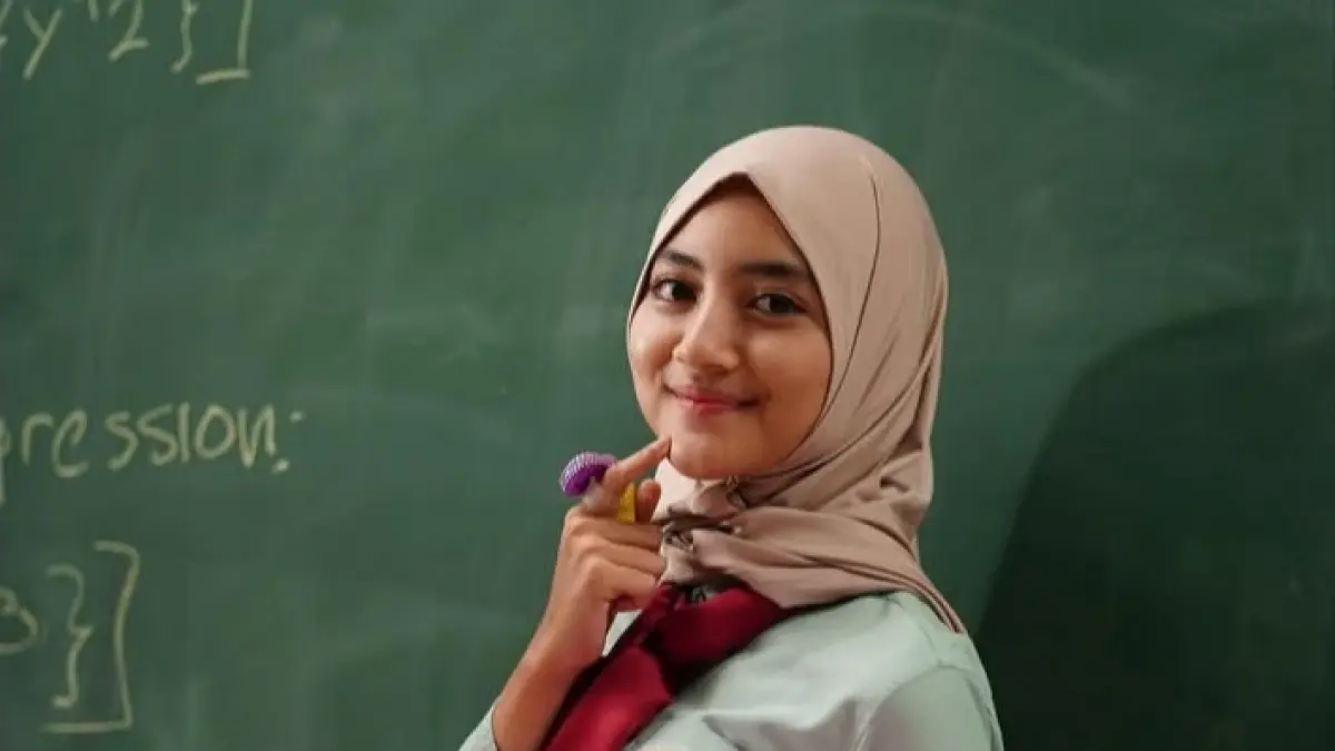 Nayla Purnama dengan pakaian di Kania di series Di Luar Nurul (IG:naylapurnama)