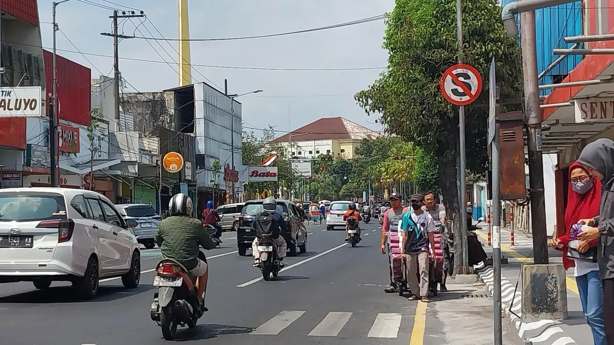 Gambar kabupaten Jember di siang hari ketika matahari sedang terik teriknya (FaraMG3/AI/Halojember)
