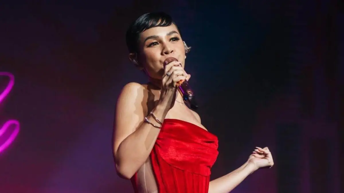 Andien saat bernyanyi di sebuah acara. Tidak hanya itu, diva pop Indonesia Krisdayanti, akan memeriahkan gelaran event karnaval JFC 2026. (Foto: Threads @andien)