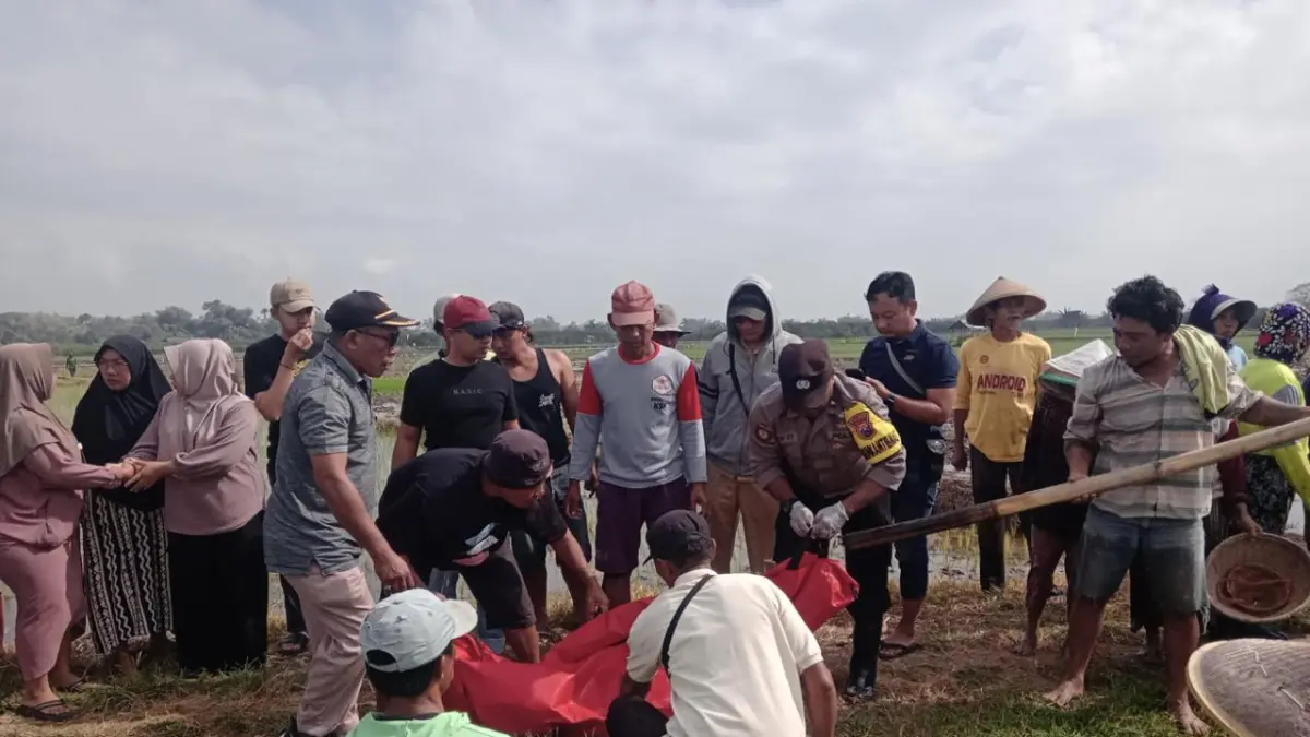 Polisi dan warga mengevakuasi jenazah bocah yang sempat dinyatakan hilang di Semboro Jember. (Polsek Semboro)