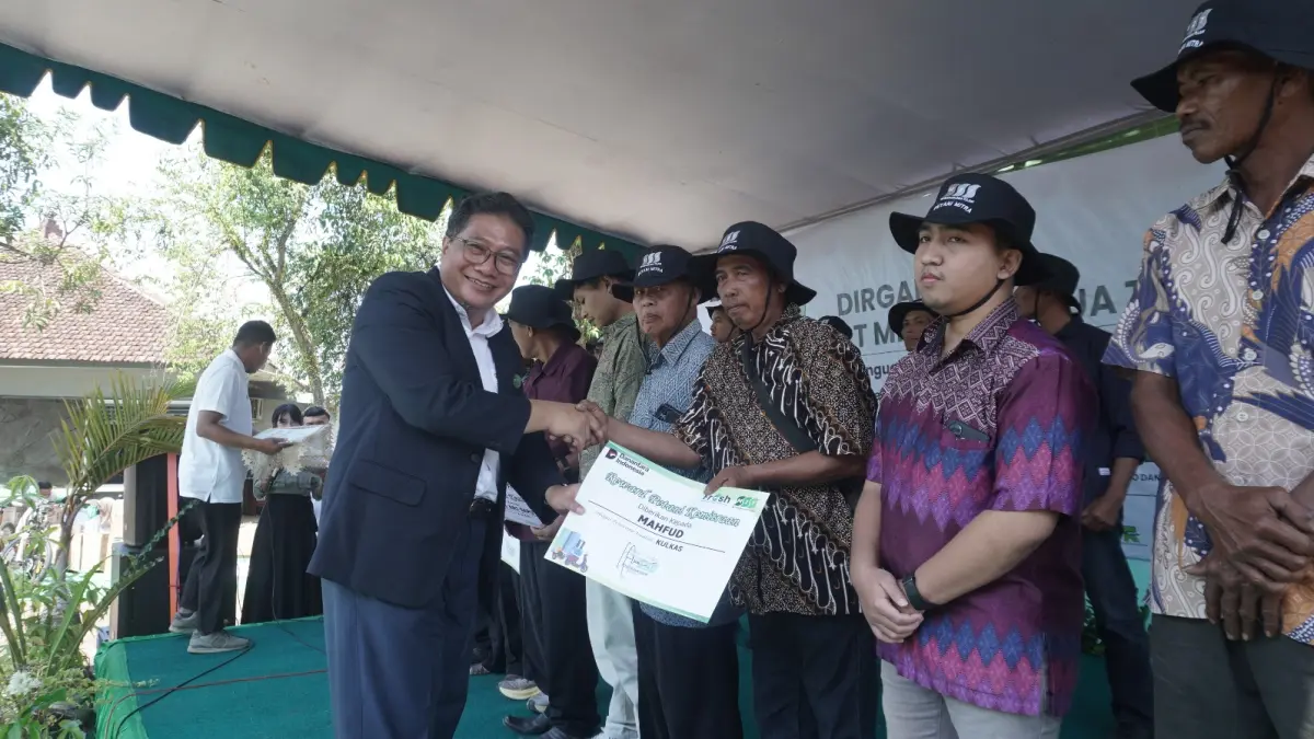 BERI APRESIASI: Direktur Mitratani Dua Tujuh Yogi Subaktyana berikan apresiasi hand traktor terhadap petani mitra
