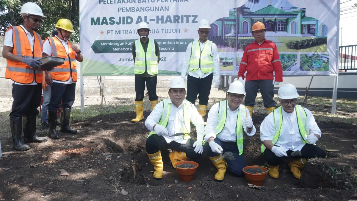 LANGKAH AWAL: Manajemen Mitratani Dua Tujuh melakukan peletakan batu pertama pembangunan Masjid Al-Haritz