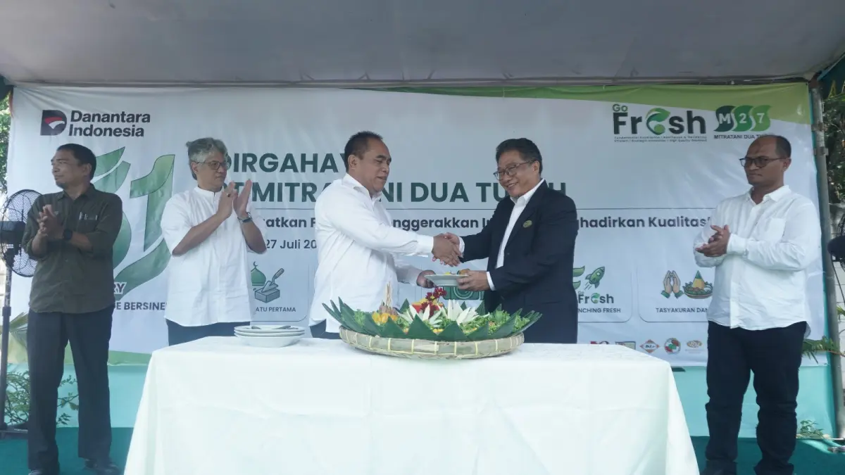 TASYAKURAN: Manajemen Mitratani Dua Tujuh Memperingati HUT dengan memotong tumpeng Senin (27/7)