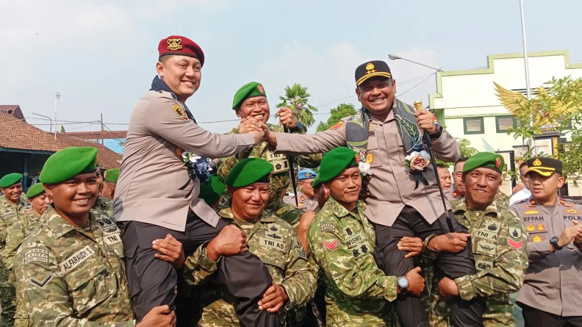Tradisi pisah sambut Kapolres Jember digelar di halaman Mapolres Jember, Sabtu (1/8/2026). Tongkat komando kepemimpinan kini resmi beralih dari AKBP Bobby Adimas Condroputra kepada pejabat baru, AKBP Alaiddin. (m adhi surya/halojember)