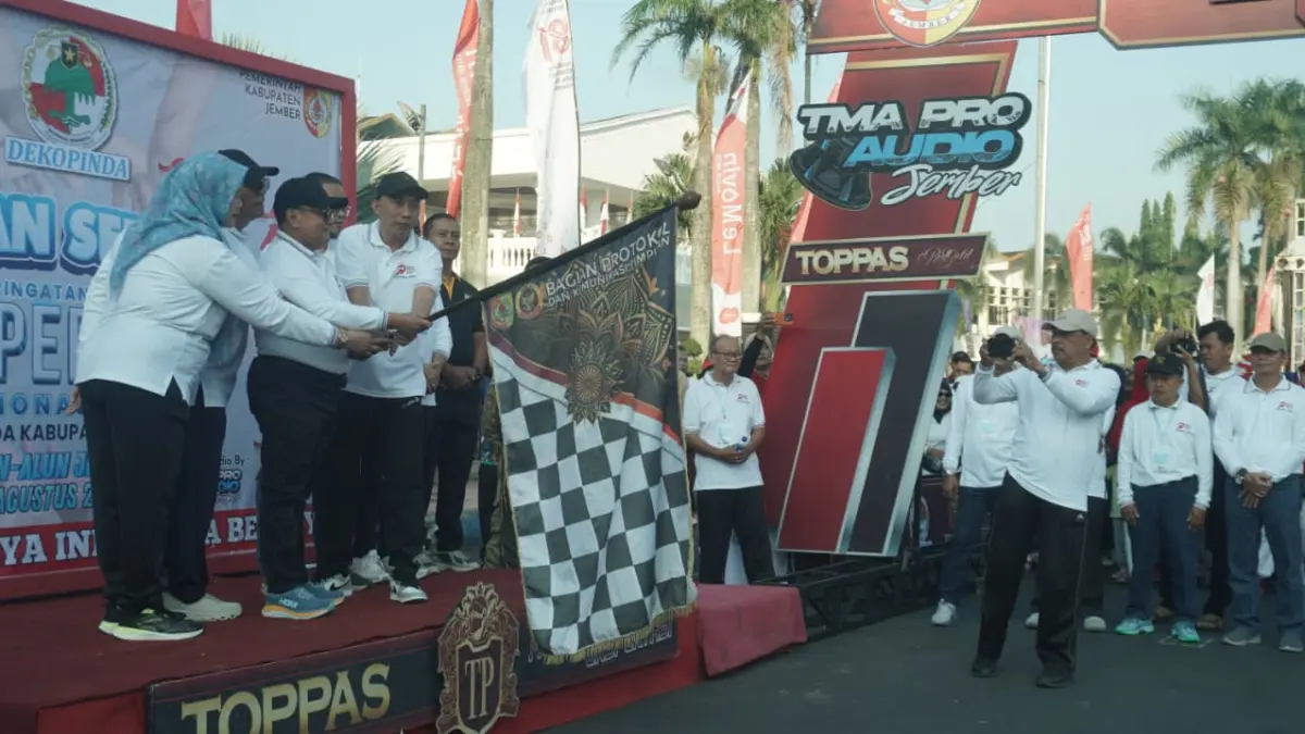 Suasana jalan sehat peringatan Hari Koperasi ke-79 di alun-alun Jember. UMKM pun ikut terdampak dan menggeliat. (SIDKIN ALI/HALO JEMBER)