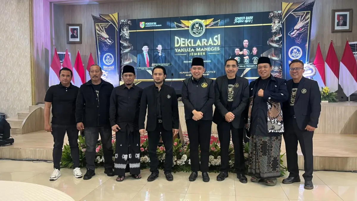 Suasana khidmat acara Deklarasi Yakuza Maneges Jember di Pendopo Wahyawibawagraha yang dihadiri Bupati Jember Gus Muhammad Fawait dan dipimpin Eko Mulyadi Ketua Yakuza Maneges guna memperkuat visi misi Yakuza Maneges (rifki/halojember)