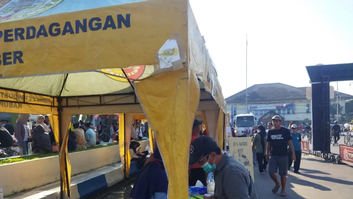 Transaksi jual beli di UMKM pada pelaksanaan jalan sehat hari koperasi ke-79 di Alun-Alun Jember. (SIDKIN/HALOJEMBER)