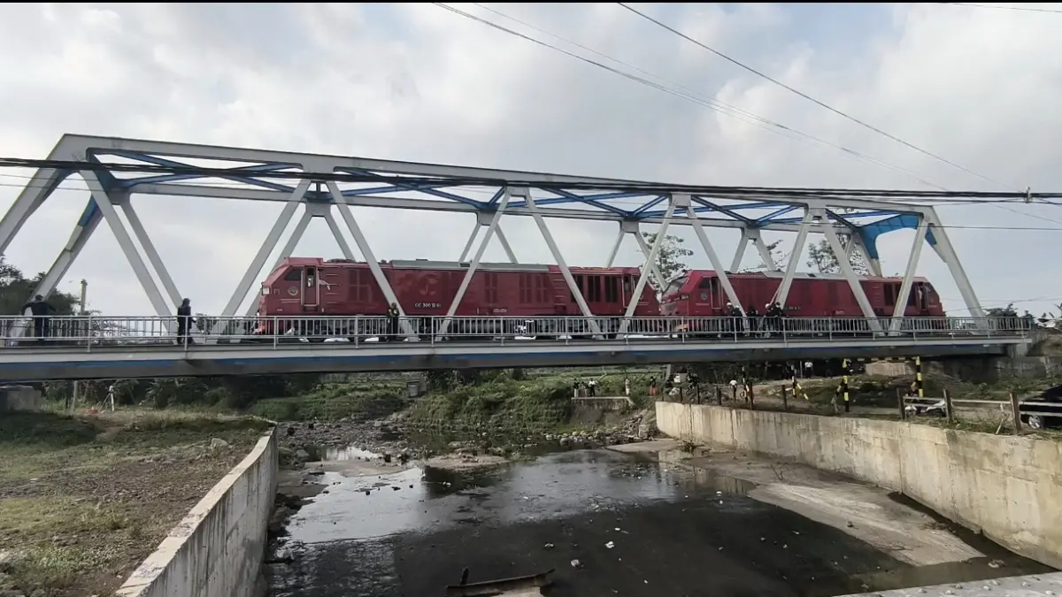 Dua Lokomotif CC300 berada di Jembatan BH 307 di Desa Patemon, Kecamatan Pakusari, Jember, Kamis (5/8/2026). Ini sebagai bagian dari uji coba kekuatan jembatan baru. (Sidkin Ali/Halojember)