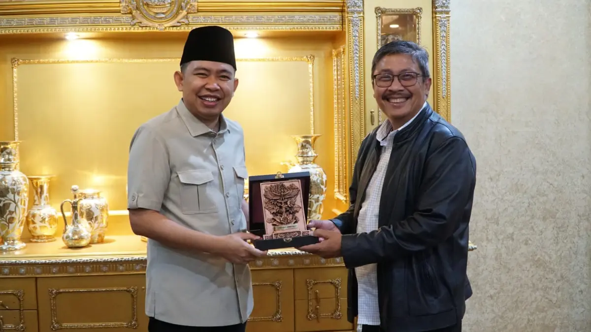 Direktur Pengadaan Perum Bulog RI Prihasto Setyanto (kanan) berfoto bersama Bupati Jember Muhammad Fawait (kiri).