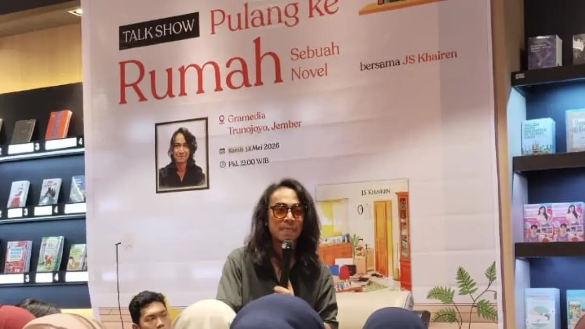 **BEDAH BUKU:** Penulis J.S. Khairen saat membedah buku terbarunya, *Rumah*, di lantai 2 Gramedia Jember, Kamis (14/5). Kegiatan yang dihadiri lebih dari 500 pencinta literasi tersebut juga diisi sesi tanya jawab dan *book signing*. 

