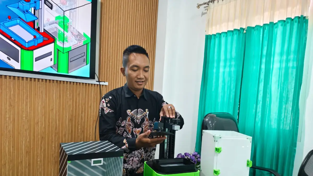INOVASI BARU: Akademisi UDS Jember memperagakan alat INOMI-Patch Maker