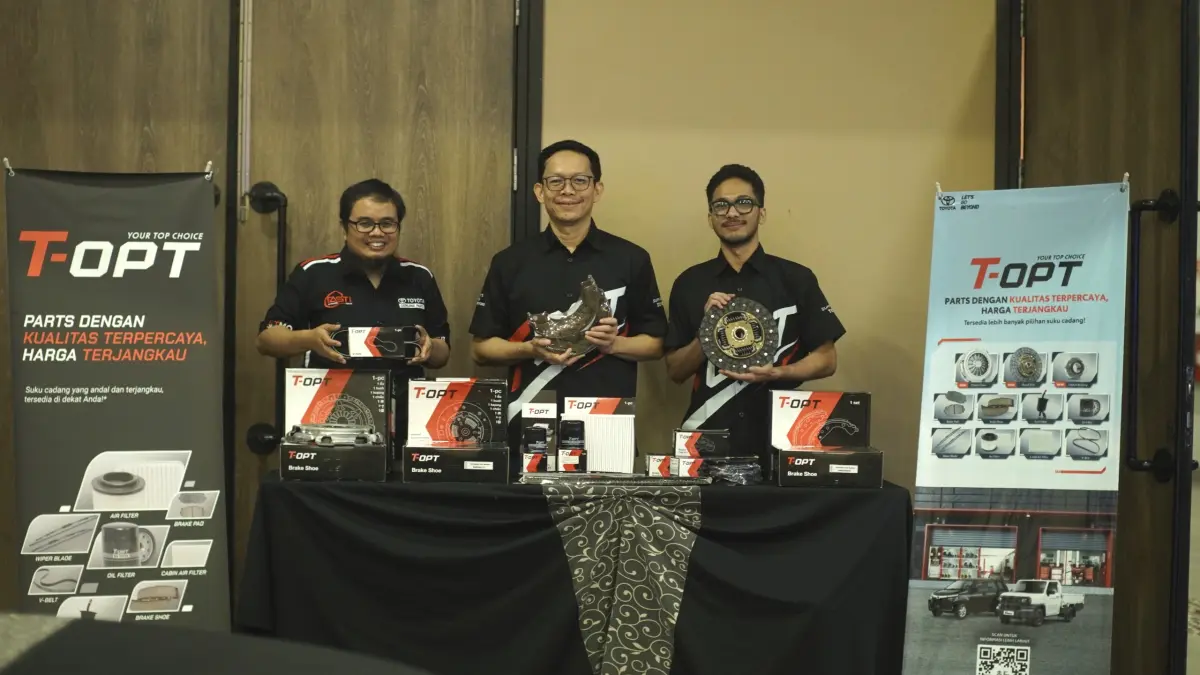 PRODUK BERKUALITAS: (dari kiri) Branch Head Jember PT.Tasti Anugrah Mandiri, Muhammad Reza F Siregar, Deputy Operation Manager Area 2 PT. Tasti Anugrah Mandiri, Hermanudin dan Field Area Cordinator Jatimbali PT.Tasti Anugrah Mandiri, Zidan Akbar menunjukkan produk T-OPT