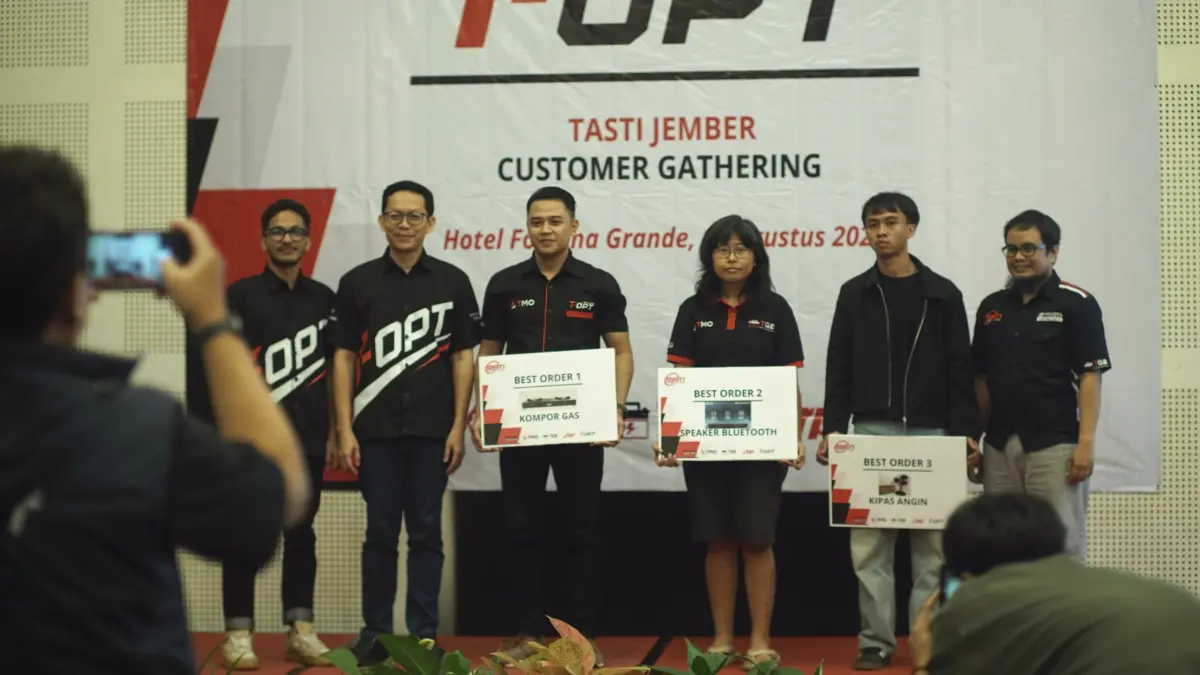 SERAHKAN HADIAH: Field Area Cordinator Jatimbali PT.Tasti Anugrah Mandiri, Zidan Akbar (kiri), Deputy Operation Manager Area 2 PT.Tasti Anugrah Mandiri, Hermanudin (dua dari kiri) dan Branch Head Jember PT.Tasti Anugrah Mandiri, Muhammad Reza F Siregar (kanan) memberikan hadiah pada custumer dengan order paling tinggi pada acara Tasti Jember Customer Gathering, di Hotel Fortuna Grande Sabtu (15/8)
