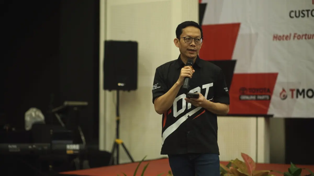 SAMBUTAN: Deputy Operation Manager Area 2 PT.Tasti Anugrah Mandiri, Hermanudin saat menyampaikan sambutan dalam Tasti Jember Customer Gathering, di Hotel Fortuna Grande, Sabtu malam (15/8)