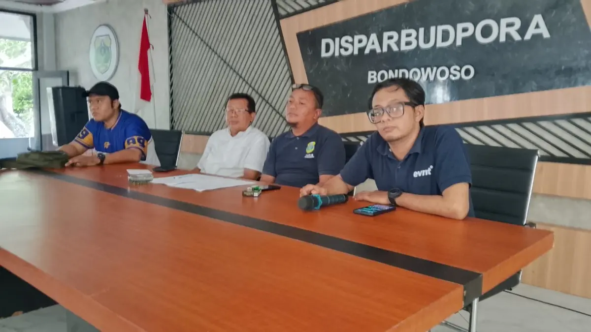 Sekretaris Disparbudpora Bondowoso, Arif Setyo Raharjo, memimpin persiapan event BNR di kantor Diaspora Bondowoso. (nurhariri/halojember)