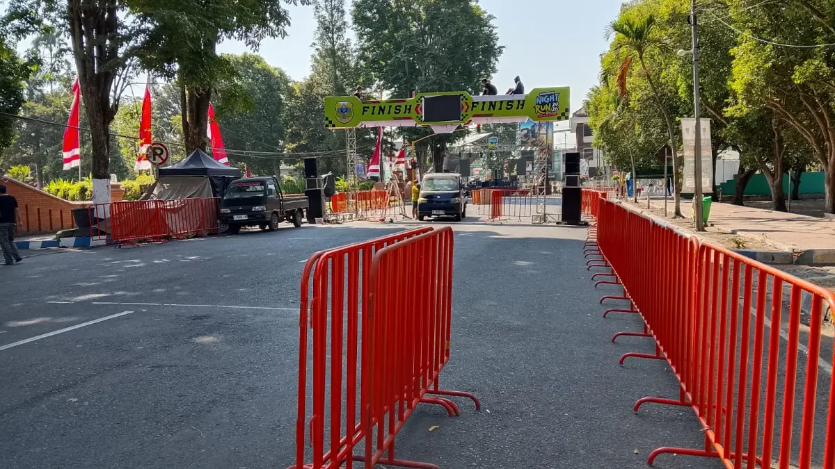 Jalan Letnan Karsono Alun-alun Bondowoso mulai disterilkan jam 12.00, Sabtu (29/8), dan BNR siap dihelat Sabtu malam. (nurhariri/haloJember)&nbsp;