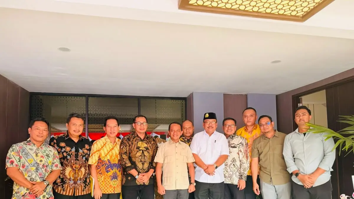 DUKUNG PENUH: Ketum Partai Golkar Bahlil Lahadalia (tengah) menemui panitia Turnamen Bahlil Mini Soccer yang dipimpin Ketua DPD Partai Golkar Jatim Ali Mufthi (berkopiah) di Jakarta, Sabtu (30/8). (DPD PARTAI GOLKAR JATIM)