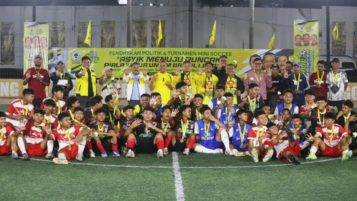 UTAMAKAN SPORTIVITAS: Pemain dari tiga tim teratas Turnamen Bahlil Mini Soccer Asyik Menuju Puncak Zona Malang foto bersama pengurus DPD Partai Golkar di Malang Raya dan DPD Partai Golkar Jatim, Selasa malam (1/9). Zona Madiun bakal dimulai hari ini (3/9) di Gontor Mini Soccer, Ponorogo. (DARMONO/JAWA POS RADAR MALANG)
