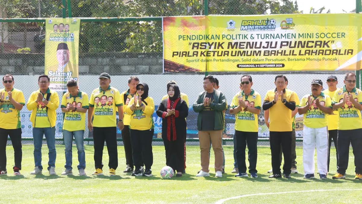KOMPETITIF: Ketua DPD Partai Golkar Jatim Ali Mufthi bersama dengan Plt Bupati Ponorogo Lisdyarita, Ketua DPRD Ponorogo Dwi Agus Prayitno, Direktur Jawa Pos Radar Marsudi Nurwahid bersama Ketua DPD Golkar se-Madiun Raya membuka gelaran Bahlil Mini Soccer Zona Madiun Raya di Gontor Mini Soccer, Ponorogo kemarin (3/9). (BAGAS BIMANTARA/JAWA POS RADAR MADIUN)