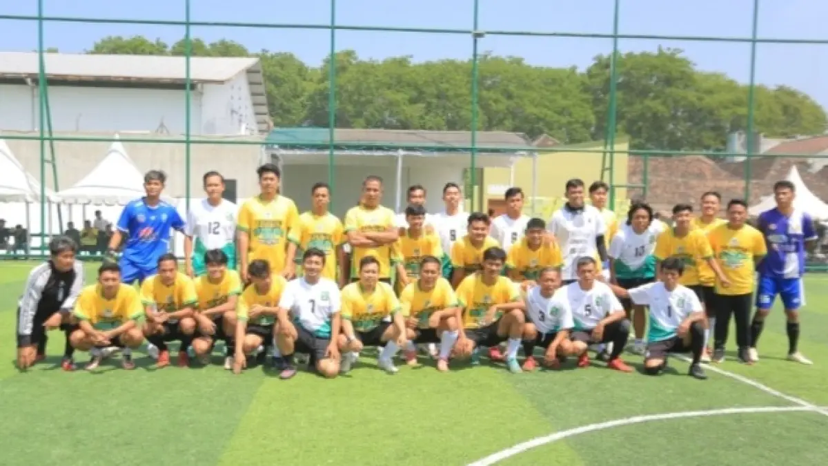 PERSAHABATAN: Gelaran Bahlil Mini Soccer Zona Madiun Raya dibuka dengan pertandingan eksebisi antara DPD Golkar se-Madiun Raya melawan DPC PKB Ponorogo yang dimenangkan oleh Golkar dengan skor 3-2. (BAGAS BIMANTARA/JAWA POS RADAR MADIUN)