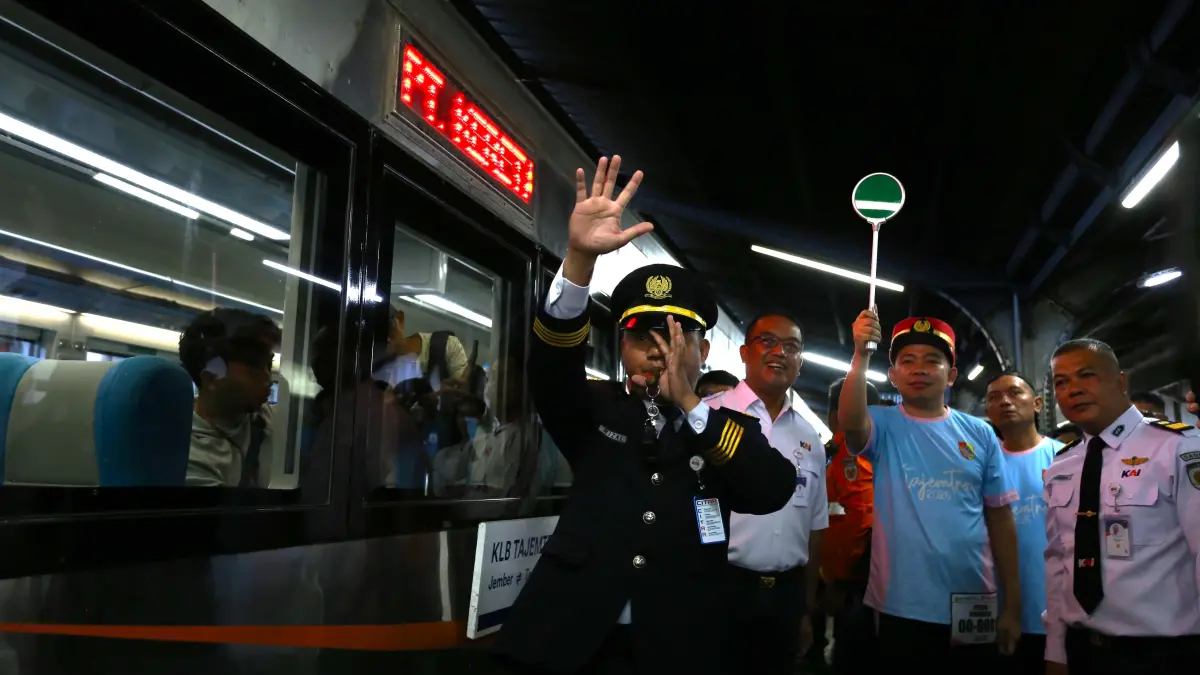 Bupati Jember Muhammad Fawait memberikan semboyan 40 kepada masinis KLB Tajemtra. Sebanyak 350 peserta Tajemtra berangkat dari Stasiun Jember menuju Stasiun Tanggul dengan wkatu tempuh 30 menit. (Sidkin/Halojember)