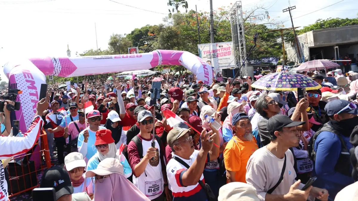 KOMPAK: Suasana Tajemtra yang diikuti sebuah keluarga dan ribuan orang untuk menempuh jarak 30 kilometer dari Tanggul - Jember. (YULIO FA/HALO JEMBER)