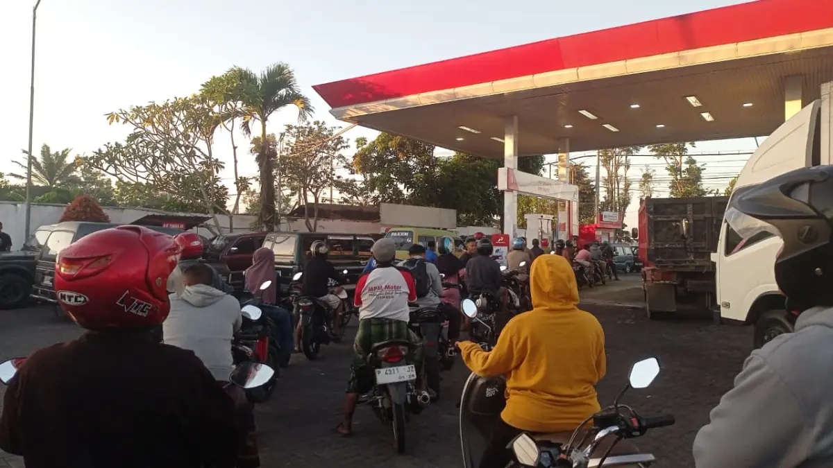 Antrean BBM Mengular di SPBU Wirowongso Jember, Pertalite hingga Pertamax Sulit Didapat, Sabtu (5/9). (Sidkin/Halojember)