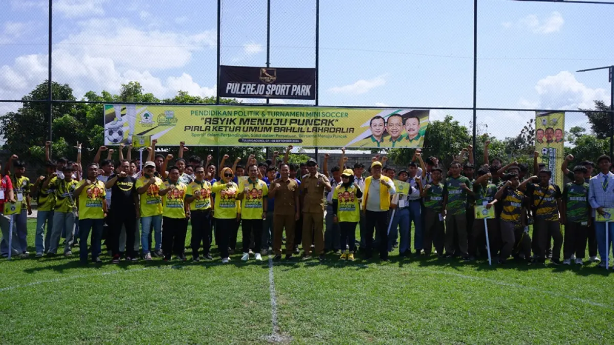 MERIAH: Perwakilan empat DPD Partai Golkar berfoto bersama peserta Bahlil Mini Soccer Asyik Menuju Puncak Zona 3 Tulungagung di Pulerejo Sport Park, Senin (7/9). (DR PERDANA/RADAR TULUNGAGUNG)