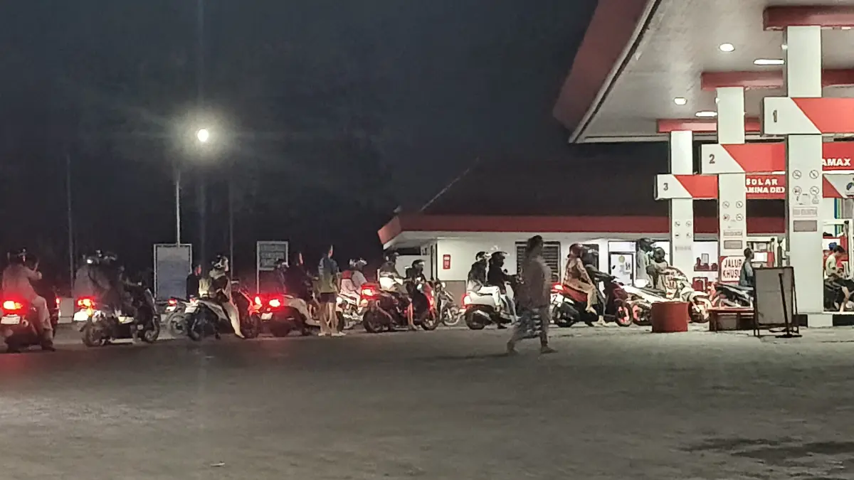 Warga mengantre di SPBU Tegal Besar Jl Teuku Umar, Jumat (4/9/2026) malam. Untuk mengatasi antrean BBM, Pertamina menambah stok 100 KL. 