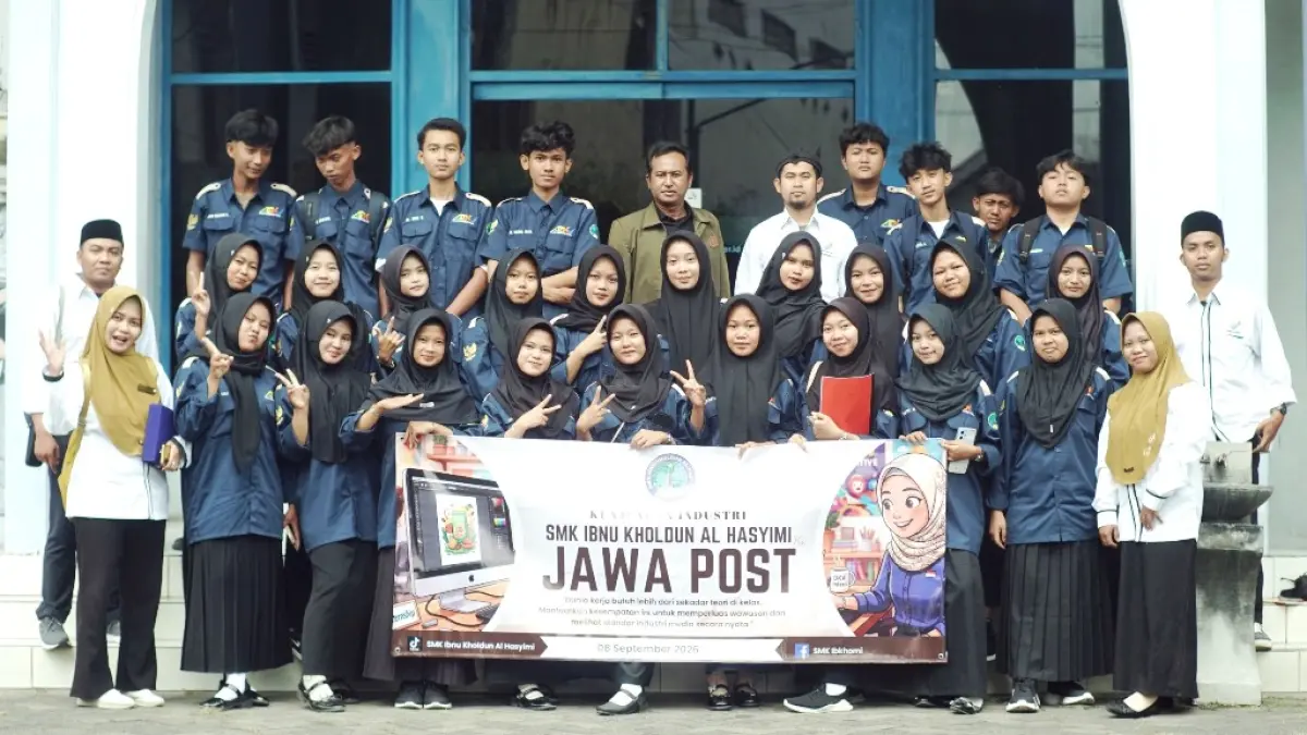 DARI SITUBONDO: Guru dan siswa SMKS Ibnu Kholdun Al-Hasyimi, Kabupaten Situbondo berkunjung ke kantor Jawa Pos Radar Jember untuk belajar jurnalistik mulai dari membuat berita, video, hingga desain. (YULIO FA/HALO JEMBER)