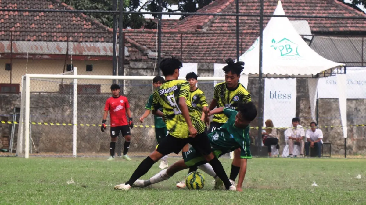 SENGIT: Dua pemain SMAN 1 Kauman mengepung gelandang SMAN 1 Trenggalek dalam perebutan tiket final Bahlil Mini Soccer Asyik Menuju Puncak Zona 3 Tulungagung, kemarin. (DR PERDANA/RADAR TULUNGAGUNG)