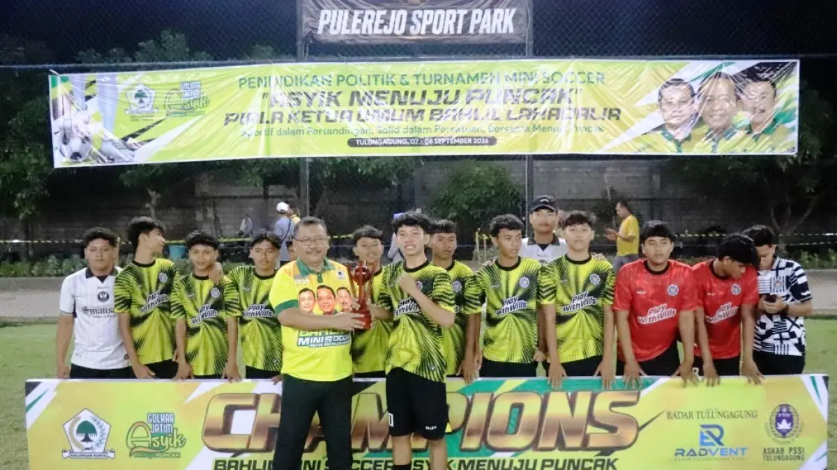 SEMRINGAH: Ketua DPD Partai Golkar Jawa Timur Ali Mufthi menyerahkan piala juara 1 Bahlil Mini Soccer Asyik Menuju Puncak Zona 3 Tulungagung pada tim SMAN 1 Kauman usai partai final yang menegangkan pada Selasa malam (8/9). (DEVRAT RAMANDA/RADAR TULUNGAGUNG)